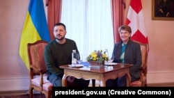 Президент України Володимир Зеленський і президент Швейцарії Віола Амгерд. Керзац, поблизу Берна, Швейцарія, 15 січня 2024 року