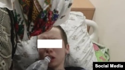 Сабалып ооруканада жаткан бала. Социалдык тармактарга тараган сүрөт анын атасынын уруксаты менен жарыяланды. 