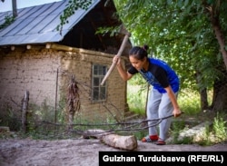 Мадина машыгуу алдында отун даярдап жатат.