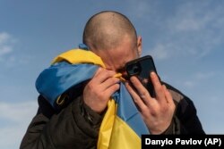 Звільнений з полону український військовополонений телефонує родичам після обміну