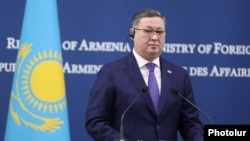 Мурат Нуртлеу в бытность министром иностранных дел