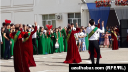 Illýustrasiýa suraty. Soňky jaň uçurym dabarasyndan bir pursat. Arhiwden alyndy. Türkmenistan.