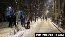 Алматыда жер титирөөдөн кийин көчөгө чыккан тургундар, 24-январь, 2024