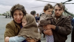 Արցախցի ընտանիքն ուղղաթիռով ժամանում է Երևան, 13-ը մայիսի, 1991թ.