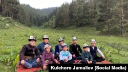 Манасчылар тасмага тартылуу учурунда.