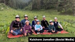 Манасчылар эл аралык Интерньюс уюму уюштурган долбоордо.  Архивдик сүрөт.