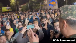 Құлсарыда үйлері тасқыннан бұзылған тұрғындар өтемақы талап етіп тұр. 16 мамыр 2024 жыл.