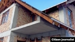 "Аврора Грин"  пансионатындагы коттеждердин бири.  Каныбек Туманбаевдин Facebook баракчасынан алынды.  