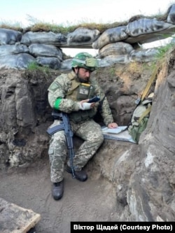 Професор Федір Шандор читає лекцію студентам з окопу. 2022 рік