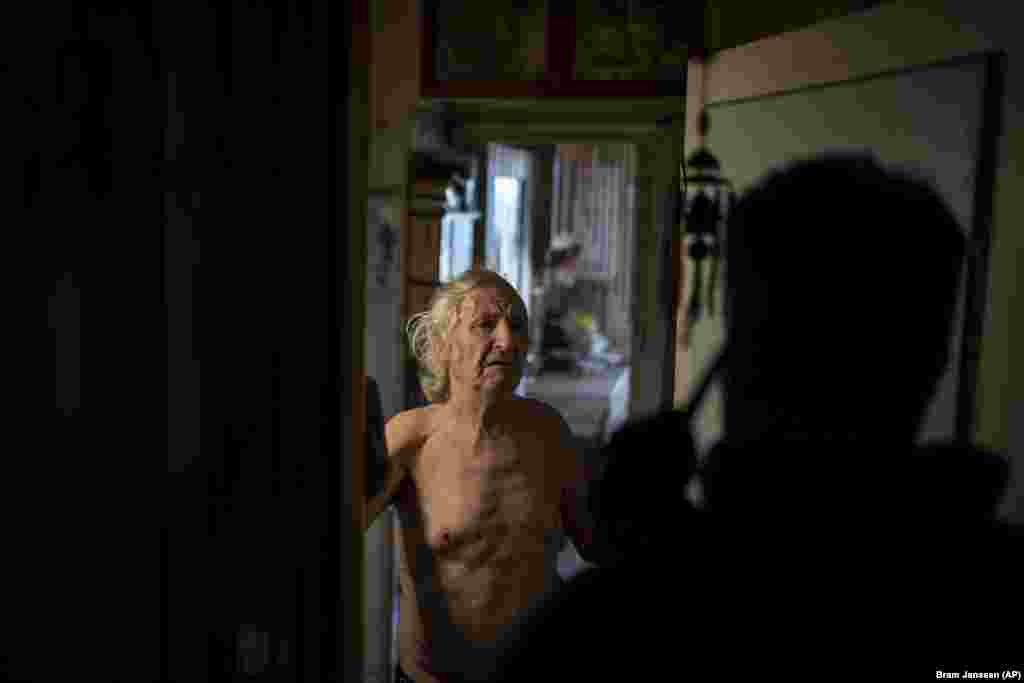 Ще один літній мешканець будинку Василь також сказав волонтерам, що хоче залишитися вдома