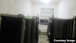 Кемпир-Абад иши боюнча камалган саясатчылар отурган камера. 6-сентябрь, 2023-жыл. Бишкектеги  №1 тергөө абагы 