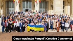 12–14 квітня 2024 року в Бухаресті відбувся саміт Світового конгресу українців (СКУ). На світлині з сайту Союзу українців Румунії – учасники зустрічі перед будівлею парламенту