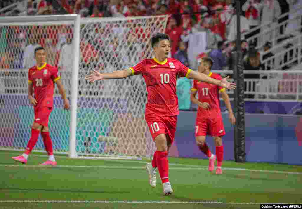 Футболчу Гүлжигит Алыкулов оюндан кийин күйөрмандардан кечирим сурады. &quot;Бул мелдеш бизге чоң сабак болду, Каталардын үстүндө иштейбиз. Кыргыз элимден кечирим сурайбыз&quot; - деди ал.