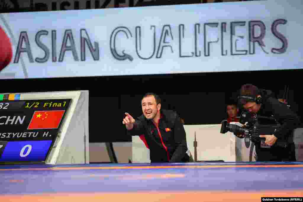 Грек-рим күрөшү боюнча курама команданын башкы машыктыруучусу Азат Эркинбаев мелдеш учурунда. Эми олимпиадага жолдомо ута албай калган кыргызстандык балбандар 5-майда Стамбулда өтө турган акыркы лицензиялык мелдешке катышат.&nbsp;