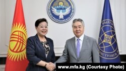 Министр Жээнбек Кулубаев жана элчи Ду Дэвэн.