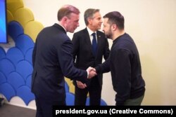 Президент України Володимир Зеленський (праворуч), держсекретар США Ентоні Блінкен (посередині) і радник США з національної безпеки Джейк Салліван (ліворуч) під час Всесвітнього економічного форуму (ВЕФ) у Давосі, Швейцарія, 16 січня 2024 року