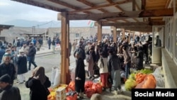 Тажик-ооган чек арасындагы базар. 