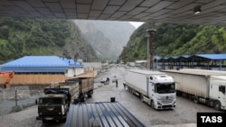 Բեռնատարներ Ռուսաստան-Վրաստան սահմանի Վերին Լարսի անցակետում, արխիվ