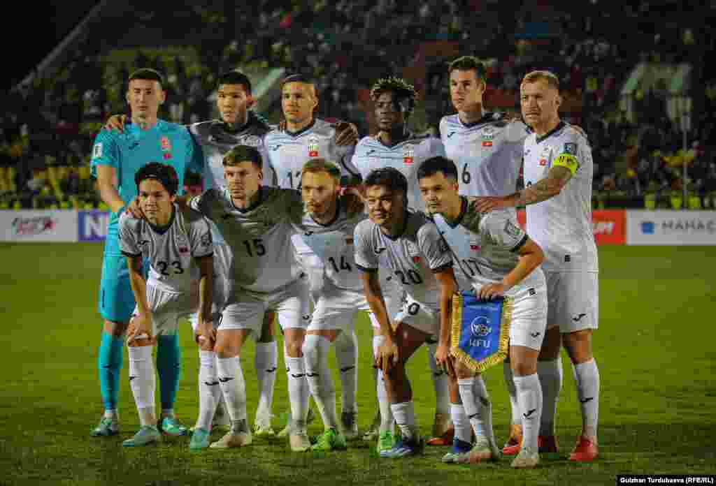 Кытай Тайбэйи менен болгон жооптук оюнга башкы машыктыруучу Штефан Таркович башкы курамада Валерий Кичин, Бекназ Алмазбеков, Эрбол Атабаев, Гүлжигит Алыкулов, Кожо Жоел баштаган кыргыз футбол жылдыздарын чыгарды.&nbsp;