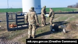 За даними поліції, демонтаж частини безпілотника ускладнювався тим, що вона застрягла у важкодоступному місці гвинта вітряка і на висоті 55 метрів