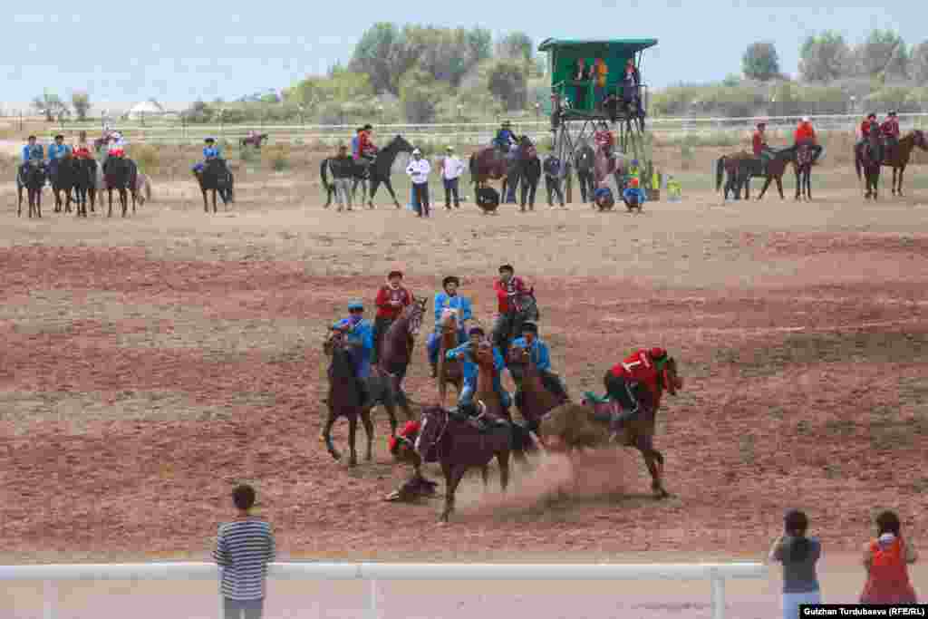 &quot;Оюн жай болду. Атаандашыбызды сыйлап жай эле ойнодук. Аттары кыйла алсыз экен. Ошого да жай ойнодук. Мелдеш жакшы өттү&quot;, - деди&nbsp;&ldquo;Достук&quot; командасынын оюнчусу Аскат Аскаров &quot;Түркстан&quot; менен оюндан соң. &nbsp;