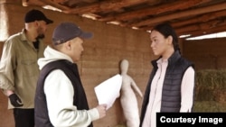 Режиссер Адилет Каржоев башкы ролду жараткан Адема Искендерова менен.