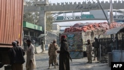 موترهای منتظر به عبور در مرز تورخم