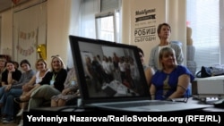 Наталя Селюкова (стоїть) під час заходу до річниці роботи Центрів підтримки і розвитку жінок