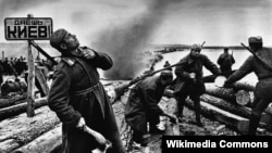 Форсування Дніпра. 1943 рік. Засобів переправляти війська не було. Ватутін вирішив брати кількістю. Солдати долали річку на дверях, колодах, човнах-довбанках. Допливав 1 із 10-ти. 