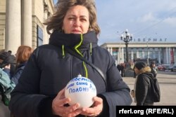 У Дніпрі родичі військовополонених вбрали ялинку кульками з іменами бійців і вимогами повернути їх додому