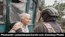 Микола уговаривает пожилую женщину, страдающую деменцией, эвакуироваться. Изначально она отказывалась. Позже родственники женщины попросили вывезти её силой. В итоге Микола – не без помощи украинских военнослужащих – эвакуировал женщину в Днепр. Часов Яр. Октябрь 2023