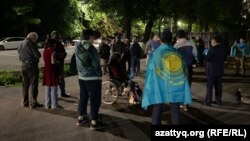 Белсенді Жанболат Шәйзаданы қамаудан күтіп алуға жиналған адамдар. Алматы, 14 мамыр, 2024 жыл. 