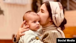 Украин президентинин балдар укугу боюнча мурдагы өкүлү Николай Кулеба Одессадагы чабуулда өлгөн Анна Гайдаржинин ымыркайы менен түшкөн сүрөтүн жарыялады. 