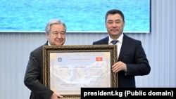 Садыр Жапаров Ысык-Көл облусундагы чокуга БУУнун аталышы ыйгарылганын ырастаган сертификатты Антониу Гутерришке берип жаткан учуру.