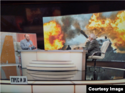 Журналіст Михайло Рамач коментує перебіг війни між Росією та Україною на сербському телебаченні