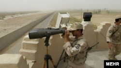 دو نیروی سرحدی ایران - عکس از آرشیف
