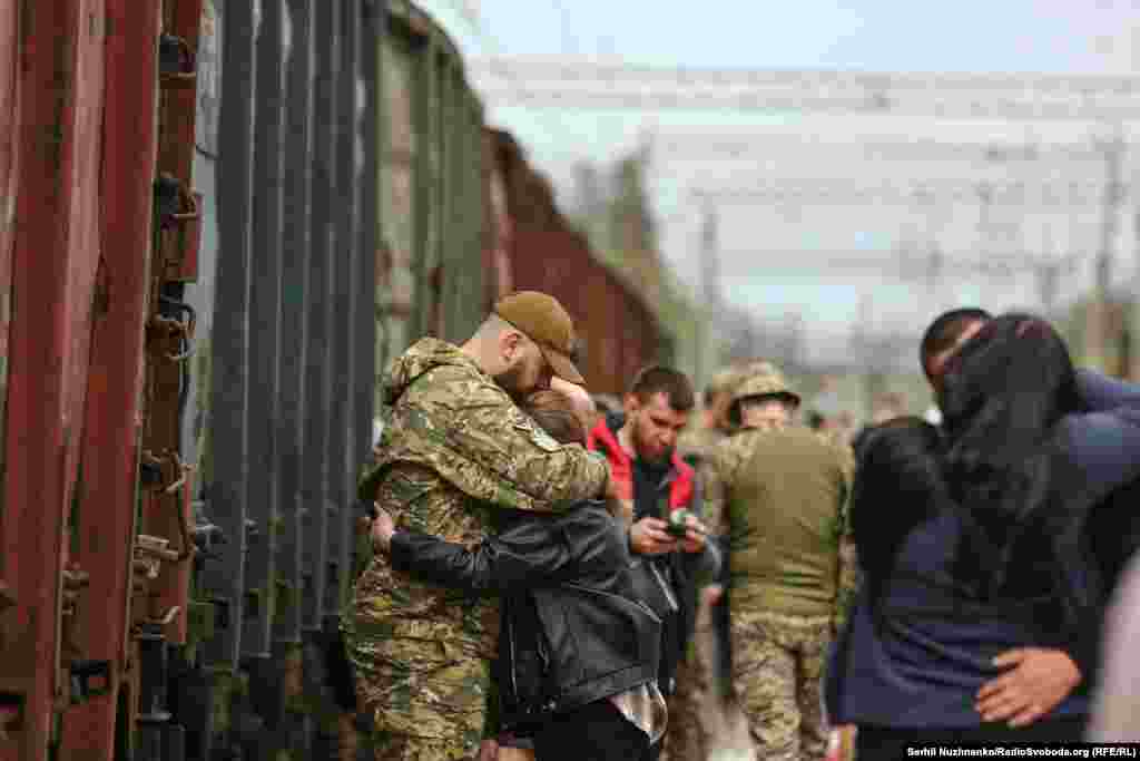 Залізничний вокзал у Краматорську &ndash; місце зустрічі військових та їх рідних. Солдати знаходять кілька днів, а то й годин, щоб побачитися з сім&#39;ями або друзями. Тут близькі люди розділяють і моменти радості зустрічі, і смуток прощання