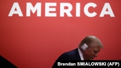 ترمپ، پیش از این و در تاریخ سیزدهم جولای در پی یک حملۀ مسلحانه به گونۀ سطحی زخم برداشته بود.