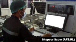 انجنیر های آموزش دیده در فابریکه تولید مولد های سیستم انرژی آفتابی کار میکنند