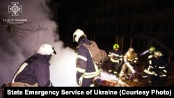 Орус армиясынын Украинанын Харьков облусуна жасалган чабуулунан улам тутанган тилсиз жоо менен күрөшкөн өрт өчүрүүчүлөр. 8-декабрь, 2023-жыл.