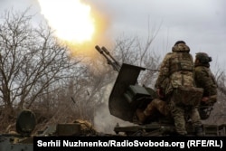 Українські військовослужбовці ППО керують зенітною гарматою на передовій, поблизу міста Бахмут. 6 березня 2024 року