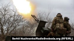 Українські військовослужбовці протиповітряної оборони керують зенітною гарматою на передовій, під час нападу Росії на Україну, поблизу міста Бахмут, Україна, 6 березня 2024 року.