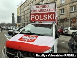 Антиукраїнські плакати на протесті фермерів неподалік Сейму, напис «Кінець українізації Польщі». Варшава, 2024 рік