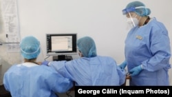 În ciuda salariilor mărite, medicii români continuă să plece din țară din cauza condițiilor de muncă. 