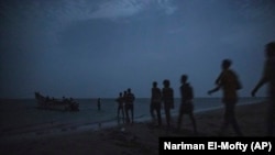 Йемендик мигранттар кайыкка түшүү үчүн кезекте турушат. Архив сүрөт. 