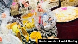 ماهی٬ جلبی و شیرینی های رنگارنگ همراه با لباس تحفه های است که پسران نامزد دار به نامزدان خود به عنوان نوروزی می برند. 