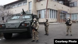 Улуттук коопсуздук комитетинин Чек ара академиясынын согуштук дөңгөлөктүү машинеси