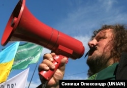 Режисер Національної опери України Сергій Архипчук виступає під час творчої акції протесту українських виконавців «Вкрадена пісня» проти приватизації медійних активів міста Києва і зміни формату «Радіо Київ» на користь російського шансону біля КМДА. Київ, 10 вересня 2007 року