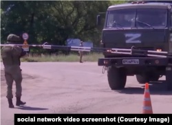 Щоб виїхати з окупованої території, треба пройти «сувору фільтрацію», розповідає жителька Олешок