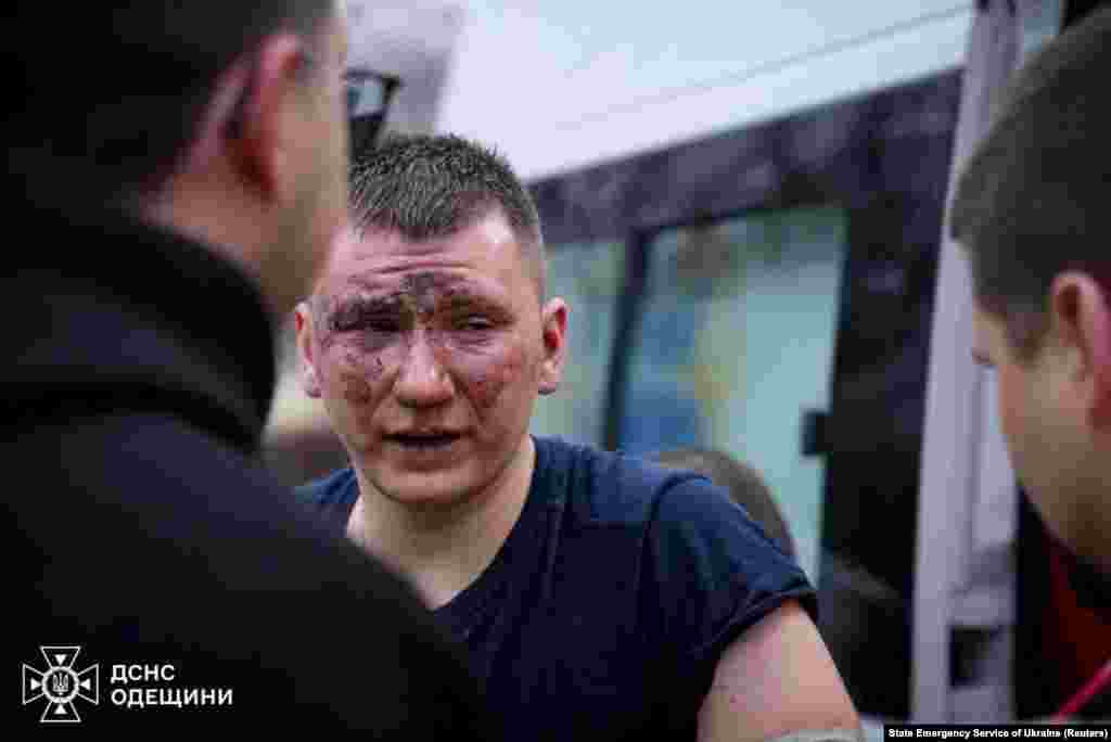 Рятувальники надають першу допомогу пораненому колезі після ракетного удару РФ по Одесі. Тактика пуску другої ракети в те ж місце, спрямована на ураження рятувальників, відома у військовій термінології як &laquo;подвійний удар&raquo;. Як кажуть експерти, такі атаки часто вражають цивільних &nbsp;